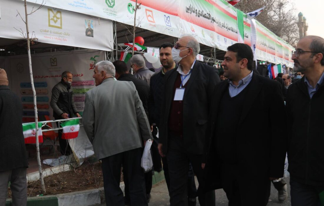 بازدید سرپرست بانک ملی ایران از غرفه بانک در مسیر راهپیمایی ۲۲ بهمن