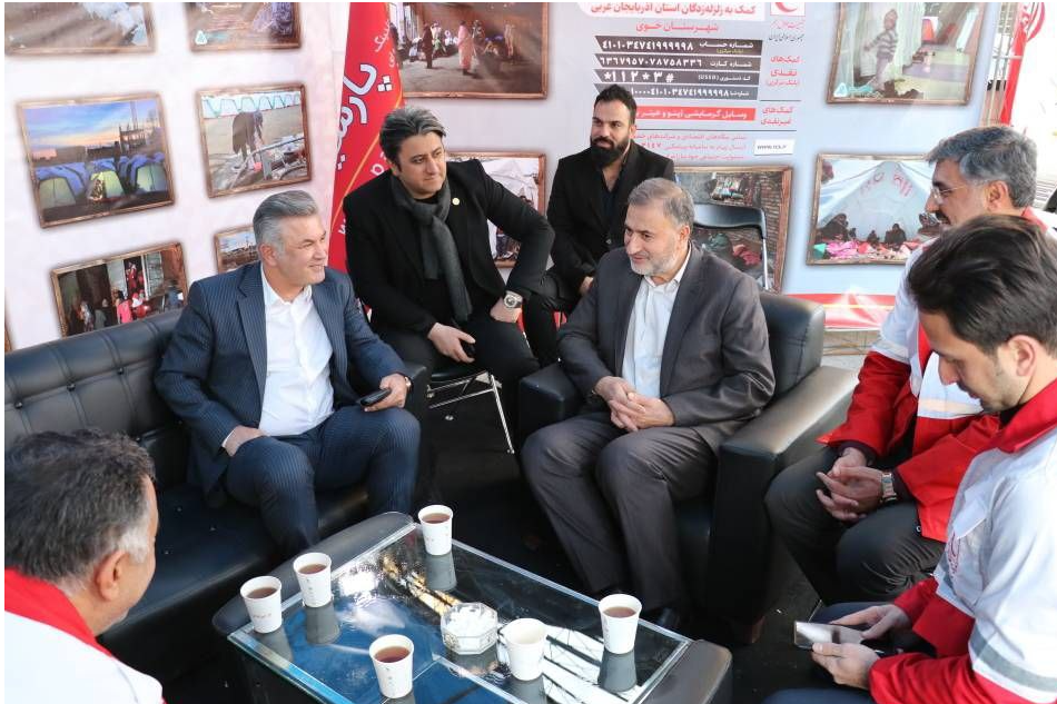 بازدید دبیرکل هلال‌احمر از پایگاه جمع‌آوری کمک‌های مردمی‌به زلزله‌زدگان خوی در تهران