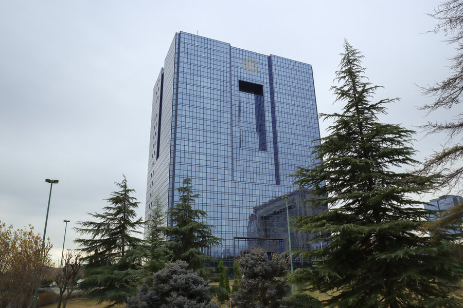 با راه‌اندازی مرکز مبادله ارزی از فردا؛ منابع ارزی شرکت‌های بورسی بر اساس عرضه و تقاضا قیمت‌گذاری می‌شود/ فروش ارز به نرخ ۲۸۵۰۰ حذف شد