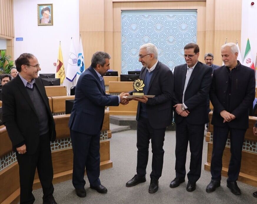 در همایش سالانه انجمن مالی ایران انجام شد؛ تقدیر از رئیس سازمان بورس به عنوان مدیر اجرایی برتر سال ۱۴۰۱