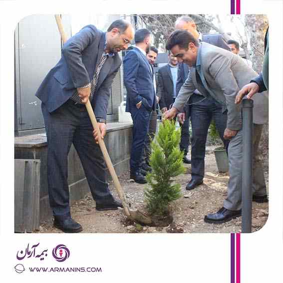 کاشت نهال توسط معاون اجرایی و اعضای هیئت مدیره بیمه آرمان بمناسبت روز درختکاری