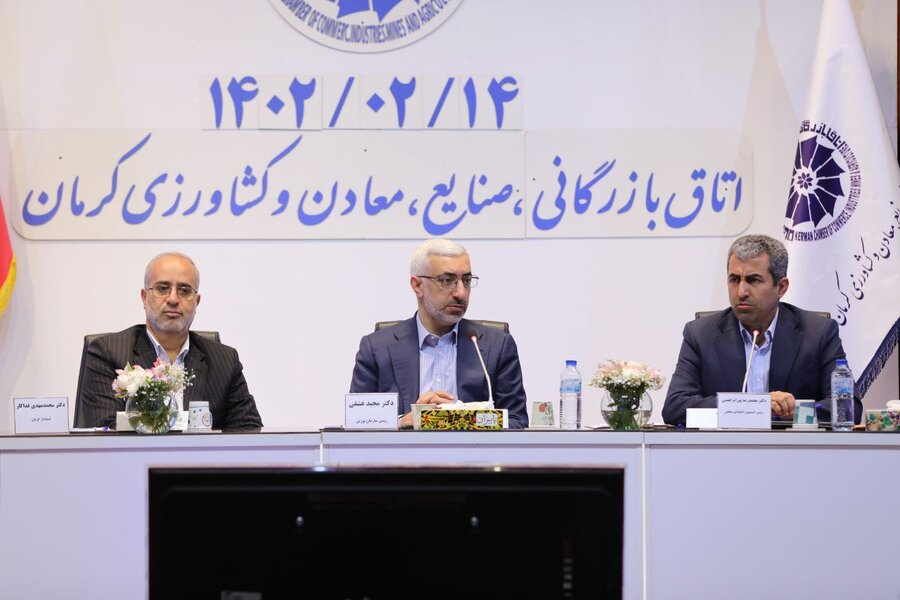 در نشست بررسی «شیوه‌های تامین مالی صنایع از طریق بازار سرمایه» مطرح شد؛ تقریبا روزانه یک همت سرمایه خرد به بازار وارد می‌شود/هنر ما هدایت منابع به سمت سرمایه‌گذاری مولد است