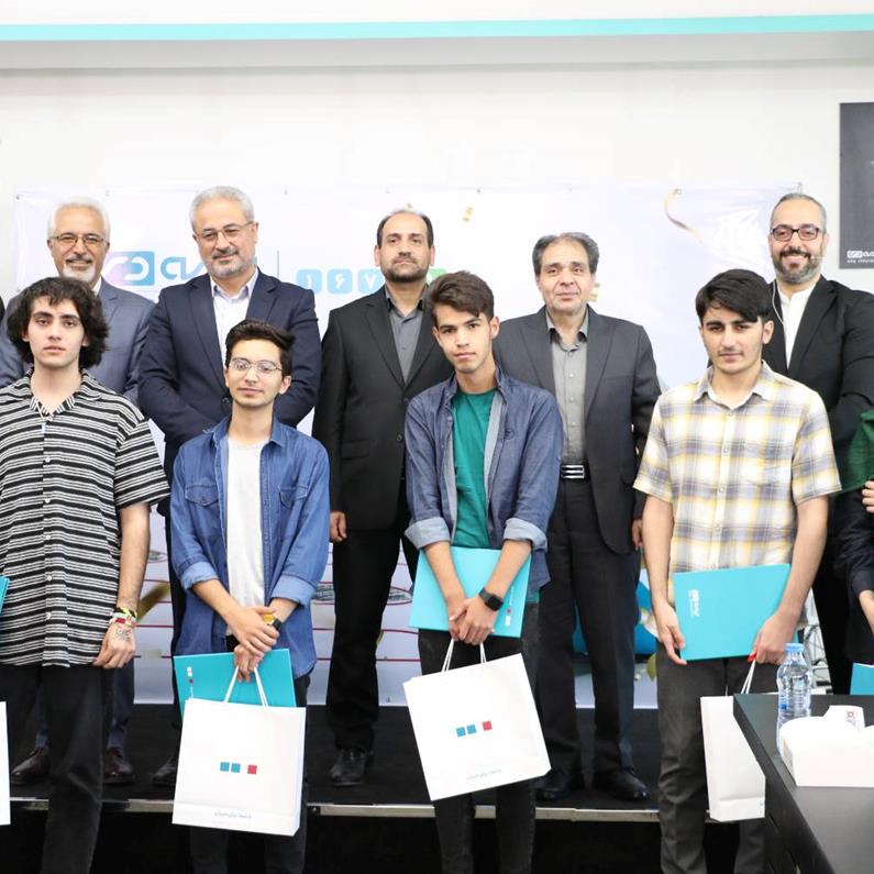 اهداء بیمه‌نامه زندگی‌بهادار بیمه دی به نفرات برتر کنکور/ مدیرعامل بیمه دی از حمایت این شرکت از نخبگان علمی خبر داد