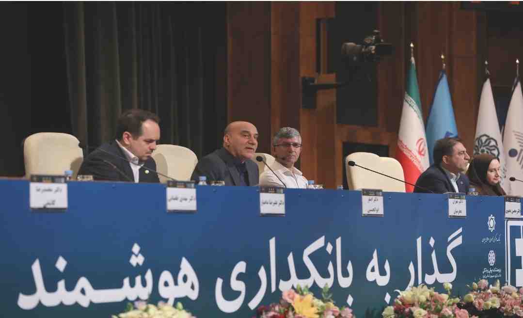 مردم باید در کمترین زمان و هزینه به خدمات بانکی دسترسی داشته باشند