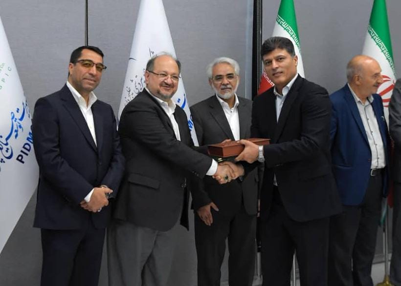 تأکید شریعتمداری بر آینده‌نگری در سیاست‌های تولیدیمازیار معدولی به‌عنوان مدیرعامل جدید پتروشیمی شهید تندگویان معارفه شد؛ تأکید شریعتمداری بر آینده‌نگری در سیاست‌های تولیدی