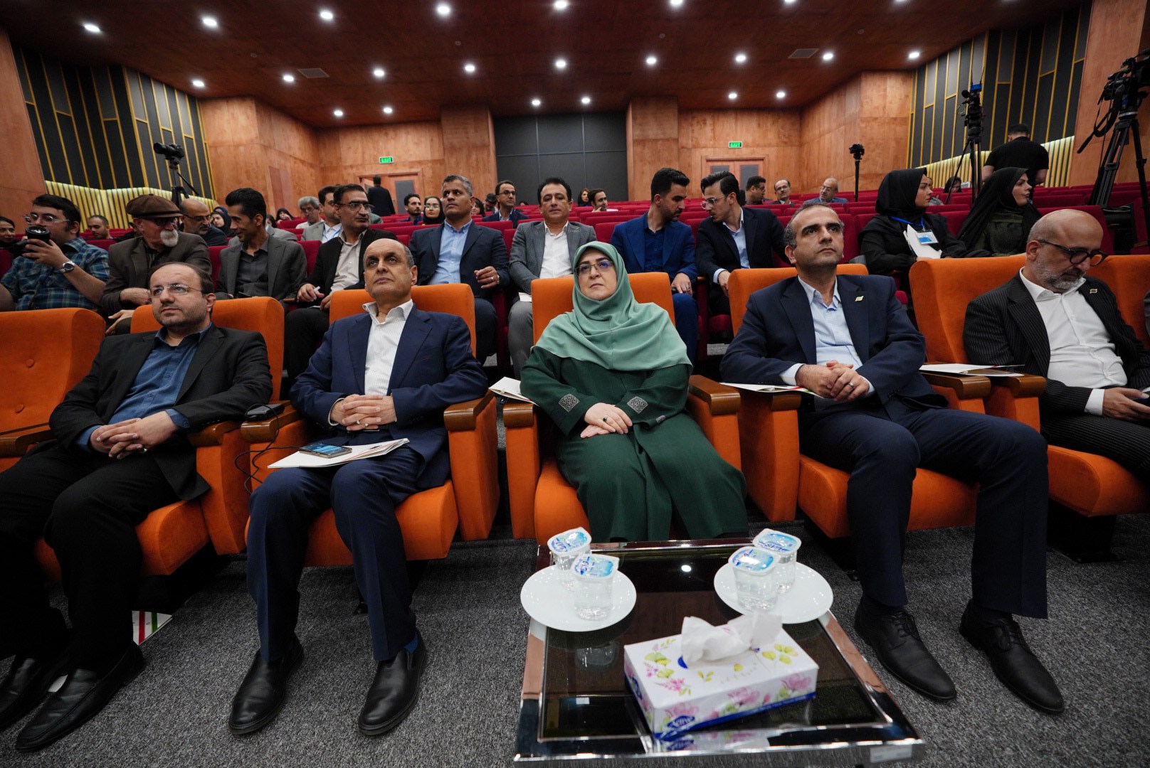 قصد جذب نخبگانی كه بیرون از استان گیلان هستند را داریم