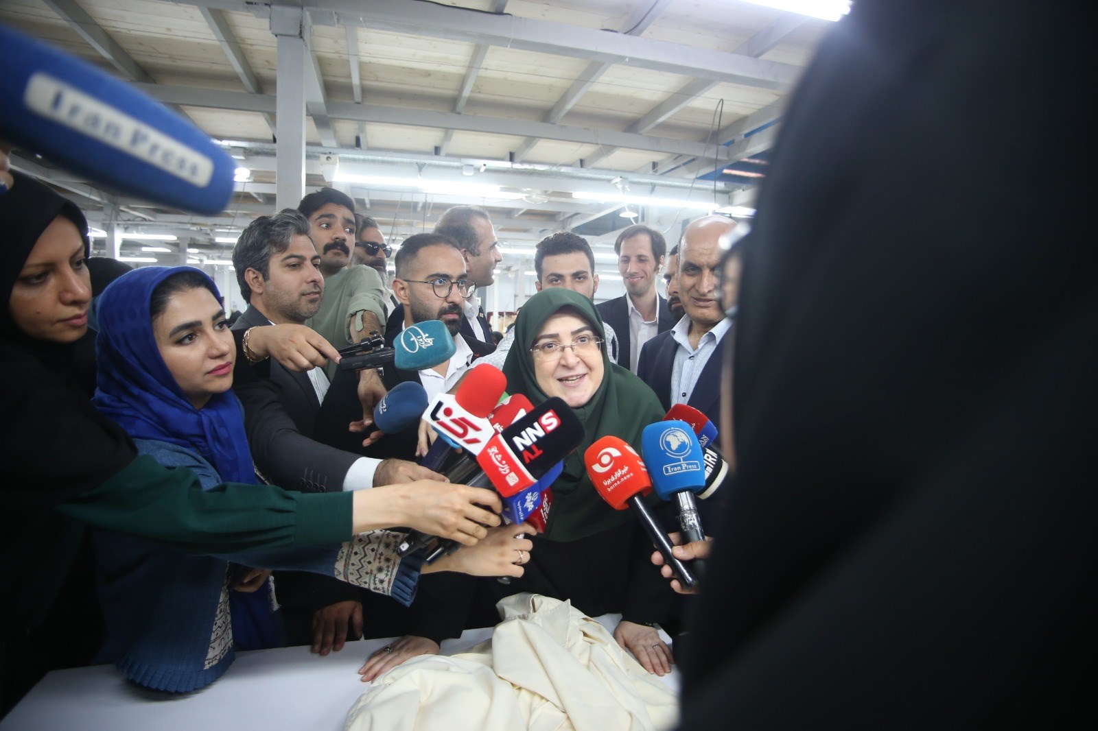 بازدید سخنگوی دولت از یك كارگاه تولیدی پوشاك در منطقه آزاد انزلی