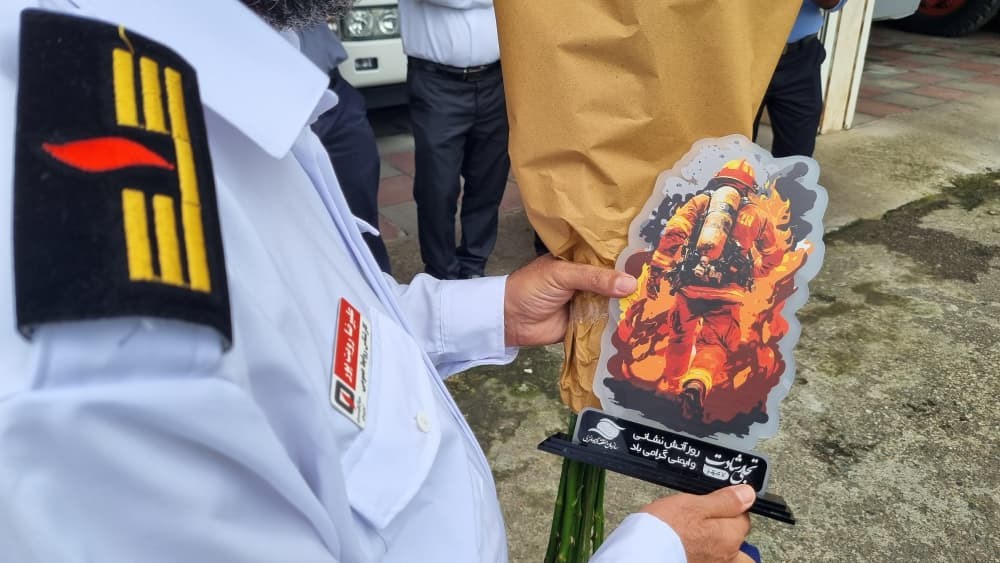 مدیرعامل سازمان منطقه آزاد انزلی از ایستگاه‌های آتش‌نشانی یاری‌رسان در حادثه ونوس تجلیل كرد