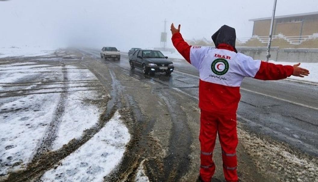 رها‌سازی 30 خودروی گرفتار در برف و کولاک/ تداوم امدادرسانی و آماده باش هلال‌احمر در استان‌های درگیر