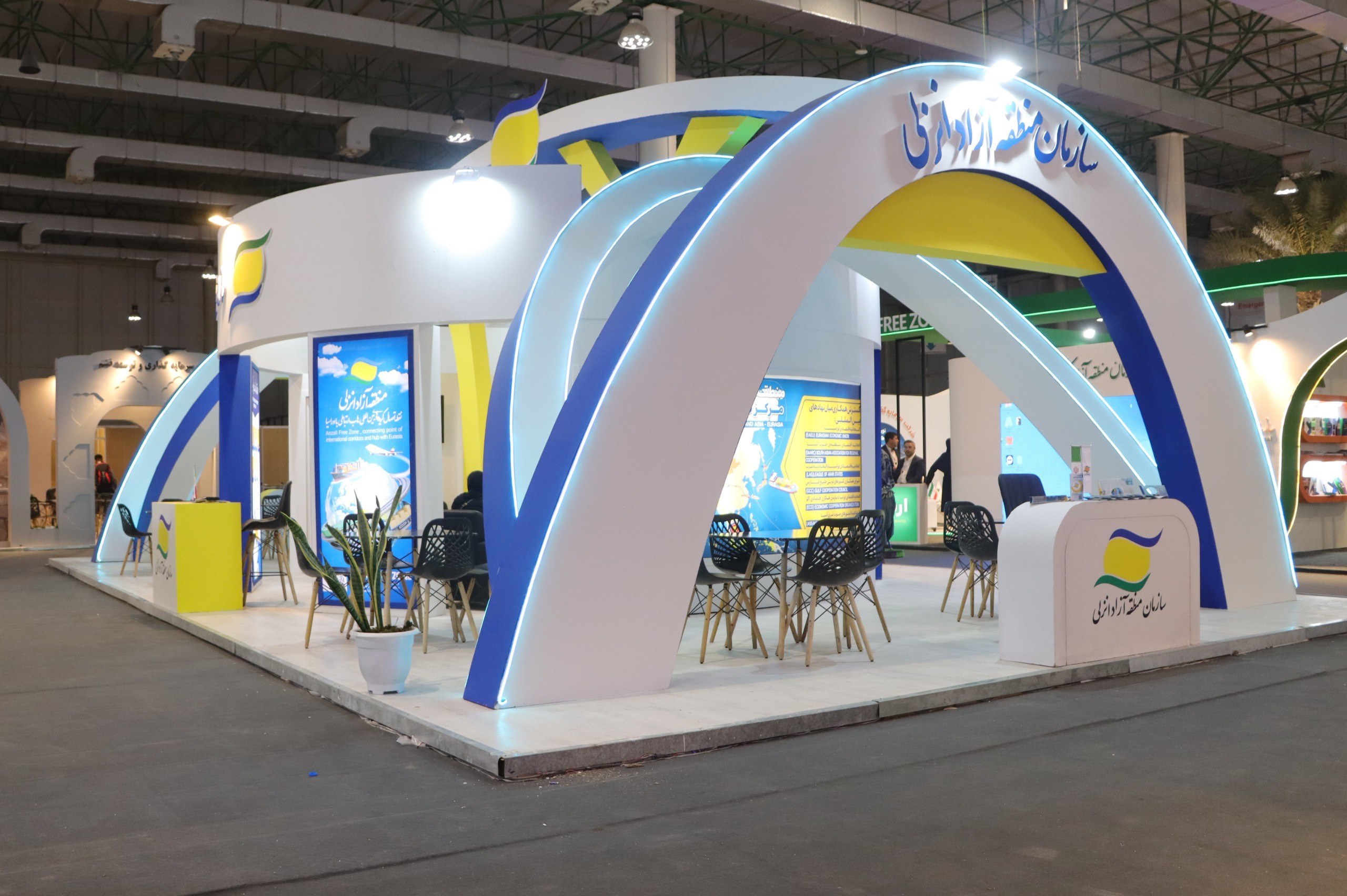 استقبال گسترده مدیران ملی، سفیران و سرمایه‌گذاران از غرفه منطقه آزاد انزلی