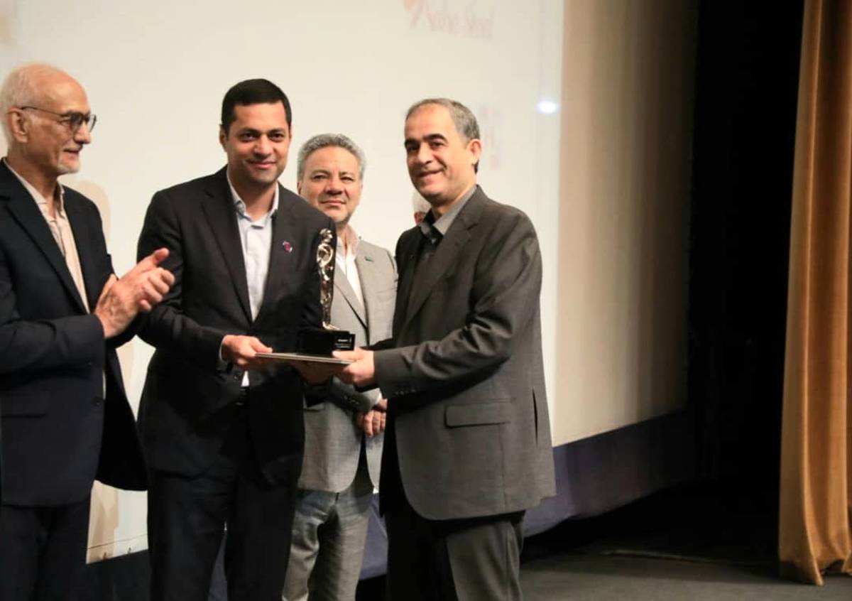 آیین اختتامیه سمپوزیوم فولاد ۱۴۰۴ و تجلیل از دکتر مهدی نصر آزادانی معاون بهره‌برداری شرکت صبا فولاد خلیج فارس به عنوان مرد سال فولاد ایران